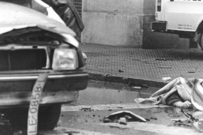 Imagen del momento posterior al atentado en la calle Ramón y Cajal de León en el que ETA asesinó al comandante Cortizo