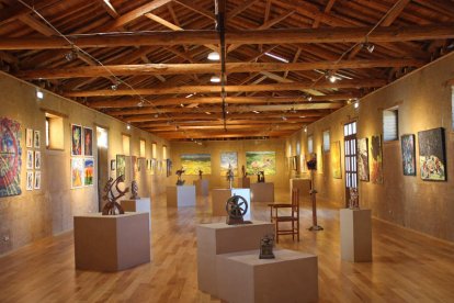 Panorámica de la exposición y dos de las obras presentes en la muestra que coge la antigua harinera. DL