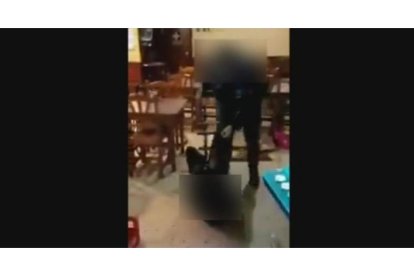 Captura del vídeo en el que se ve cómo un guardia urbano de Lleida da una paliza a un joven en un bar.