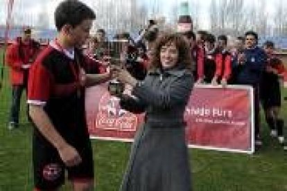 Natalia Picallo entrega el trofeo al capitán de los Jesuitas Vicente