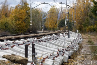 Traviesas puestas ya en paralelo a la vía del tren convencional para hacer el AVE a Asturias. MARCIANO PÉREZ