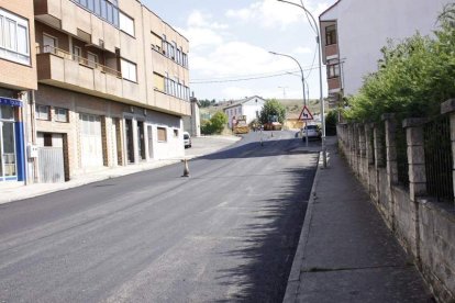 Ya se ha asfaltado la calle La Cerámicas que da acceso a una zona industrial de la villa. CAMPOS