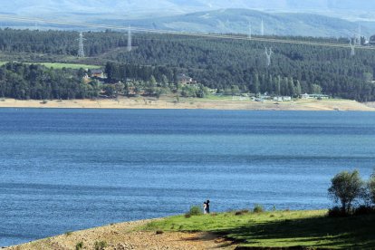 Una imagen del embalse de Bárcena tomada ayer por la tarde.