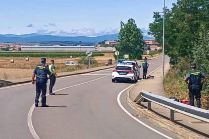 Imagen de la detención de los dos sospechosos ayer en San Justo de la Vega. DL