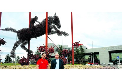 Sergio Muela, fisioterapeuta, y Óscar Gómez Ferrero, delegado provincial del Colegio de Fisioterapeutas de Castilla y León, frente al monumento al covid. J. NOTARIO