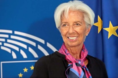 La presidenta del Banco Central Europeo, Christine Lagarde, firma un billete. OLIVIER HOSLET