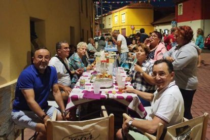 Los vecinos reeditaron la ‘cena al fresco’. DL