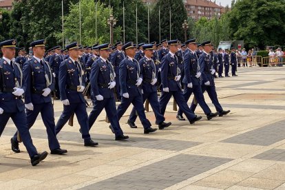 Los caballeros y damas de la Academia Básica del Aire reciben el reconocimiento anual que les tributa la ciudad como embajadores. MIGUEL