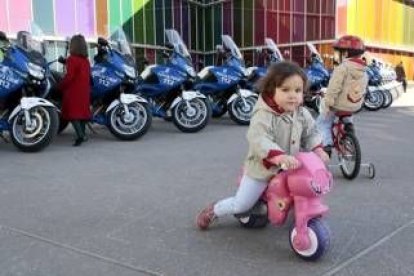 La Policía Local presentó ayer frente al Musac sus nuevas motocicletas para la unidad de Tráfico