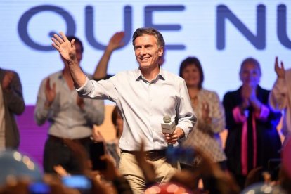 Mauricio Macri saluda a seguidores