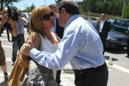 Isabel Carrasco y Juan Vicente Herrera se saludaron muy efusivamente a la entrada del restaurante