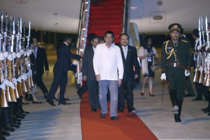 El presidente filipino Rodrigo Duterte a su llegada al aeropuerto de Vientiane, Laos.