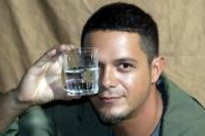 El cantante Alejandro Sanz muestra un vaso de agua con motivo de una de sus promociones