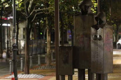 El conjunto escultórico ‘La Familia’, realizado por Díez Rollán, en una imagen de ayer por la tarde. FERNANDO OTERO