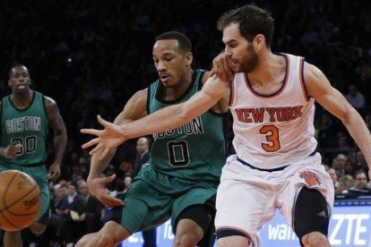 José Manuel Calderón bloquea a Avery Bradley, en el partido que ha enfrentado a los Knicks y los Celtics en Nueva York.