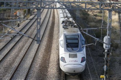 Un modelo del Alvia, que releva a uno de los trenes AVE de la conexión de León con Madrid. RAMIRO