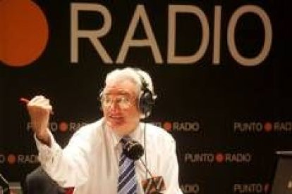 El presentador de «Protagonistas», Luis del Olmo, emitiendo su espacio en Punto Radio