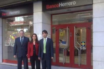 La directora y su equipo en la puerta de la oficina del Crucero