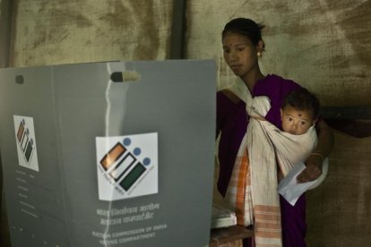 Una mujer india vota en el estado de Majuli Assam (India).