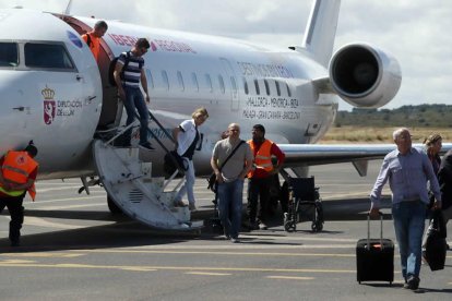 Viajeros en un vuelo Ibiza-León.