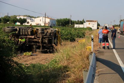 Imagen del accidente del camión de la ADF en la N-340 en lArboç.  /