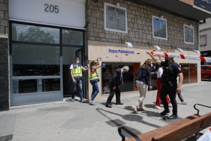 Agentes de la policía junto a la vivienda sita en el número 205 de la calle Serrano de Madrid, donde este lunes dos mujeres y un hombre de edad adulta han muerto tiroteados. LUIS MILLÁN