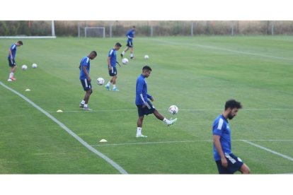 La Deportiva afronta la segunda semana de pretemporada en la que deben llegar más fichajes para ir perfilando la plantilla definitiva de cara a la Liga. ANA F. BARREDO