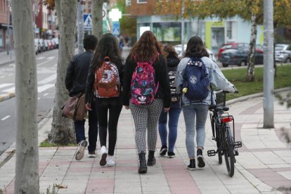 Un grupo de estudiantes en la capital leonesa. JESÚS F. SALVADORES/ARCHIVO