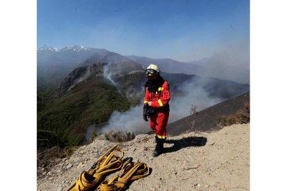 Manguerista de un camión autobomba, el 21 de abril de 2017 en los montes de la Tebaida. ANA F. BARREDO