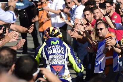 Valentino Rossi se dirige a su box entre aplausos de los aficionados tras acabar cuarto en el GP de la Comunitat Valenciana.