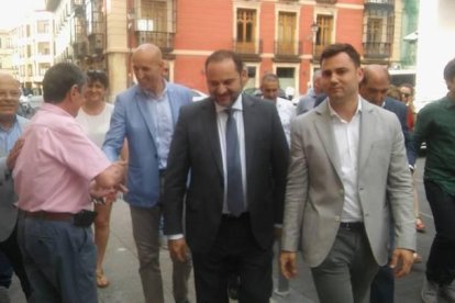 El ministro Ábalos a su llegada a León