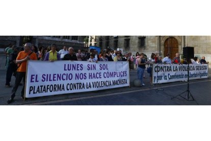 Miembros de la plataforma en la acción solidaria convocada ayer en Botines.