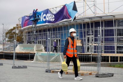 Un trabajador en la Fira de Barcelona donde se ultiman los preparativos para el Congreso Mundial de Móviles (MWC) de Barcelona. ALBERTO ESTÉVEZ