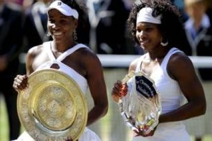 Las hermanas Williams posan con sus trofeos de primera y segunda