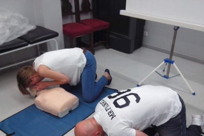 Dos agentes, ayer ensayando primeros auxilios.