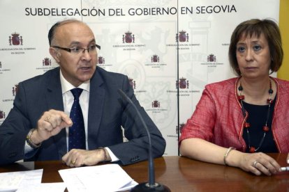 Medrano, junto con la subdelegada del Gobierno en Segovia, ayer, dando cuenta del operativo.