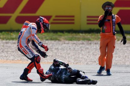 Marc Márquez tras caerse y arrollar al portugués Oliveira. VEIGA