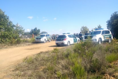 La Guardia Civil se desplegó en la carretera de Asturias para evitar la celebración de un festival. FERNANDO OTERO PERANDONES