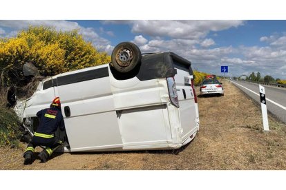 A pesar del aparatoso accidente de la A-6, el conductor no presentaba heridas graves. BOMBEROS DE LEÓN