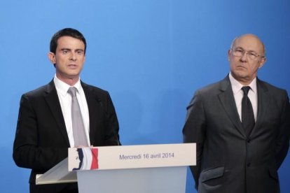 El primer ministro Manuel Valls, junto al ministro de Finanzas, Michel Sapin (derecha), en el Elíseo.