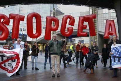 Protesta en Bruselas contra el tratado comercial euro-canadiense CETA.