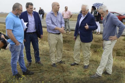 El delegado de la Junta, Guillermo García, el viceconsejero de Desarrollo Rural y director del Instituto Tecnológico Agrario, Jorge Llorente, y Matías Llorente. ACACIO DÍAZ