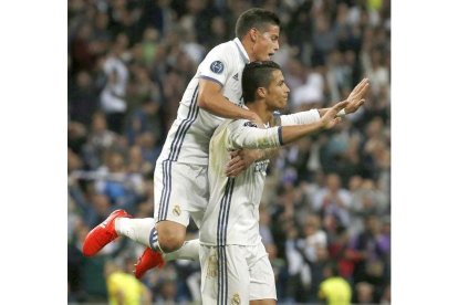 Cristiano celebra su gol de falta directa.