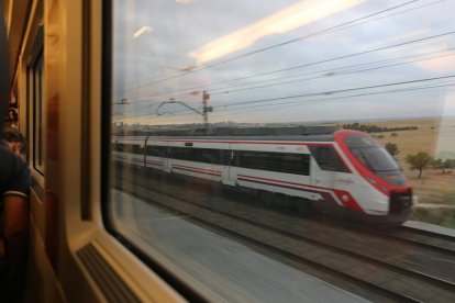 Un tren visto desde otro tren en marcha en León