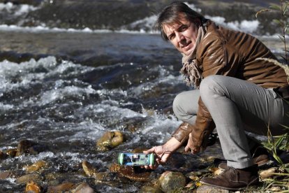 El ingeniero informático Pablo Pérez Robla ha ganado el Premio Innova de Energía y Medioambiente 2018 que concede el Diario de León por el desarrollo de un sistema de alerta temprana sobre la calidad de las aguas.