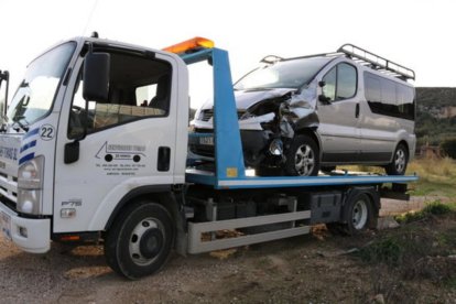 Una grúa retira la furgoneta en la que viajaba el conductor que ha provocado el accidente.