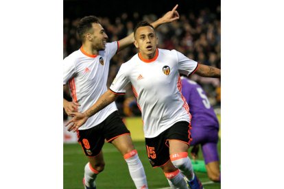 El centrocampista chileno del Valencia, Orellana, celebra su gol ante el Real Madrid. BRUQUE