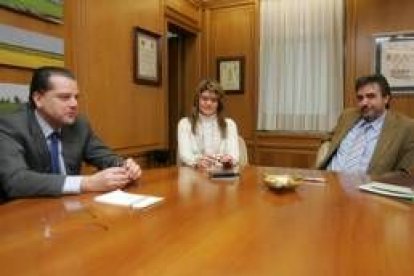 Mario Amilivia, María José Alonso y Juan Conde, en la reunión celebrada en torno al soterramiento