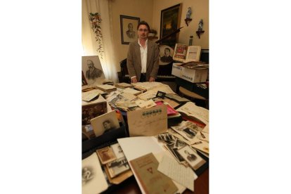 Javier muestra parte del archivo histórico que conserva en la vivienda familiar de León.