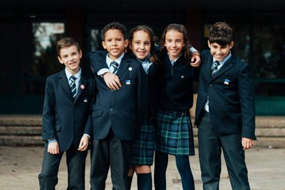 Un grupo de alumnos del Peñacorada a la entrada del centro educativo. DL